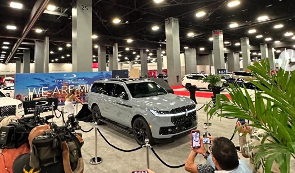 全新林肯領(lǐng)航員最新實(shí)車曝光,車身魁梧,設(shè)計(jì)風(fēng)格更犀利