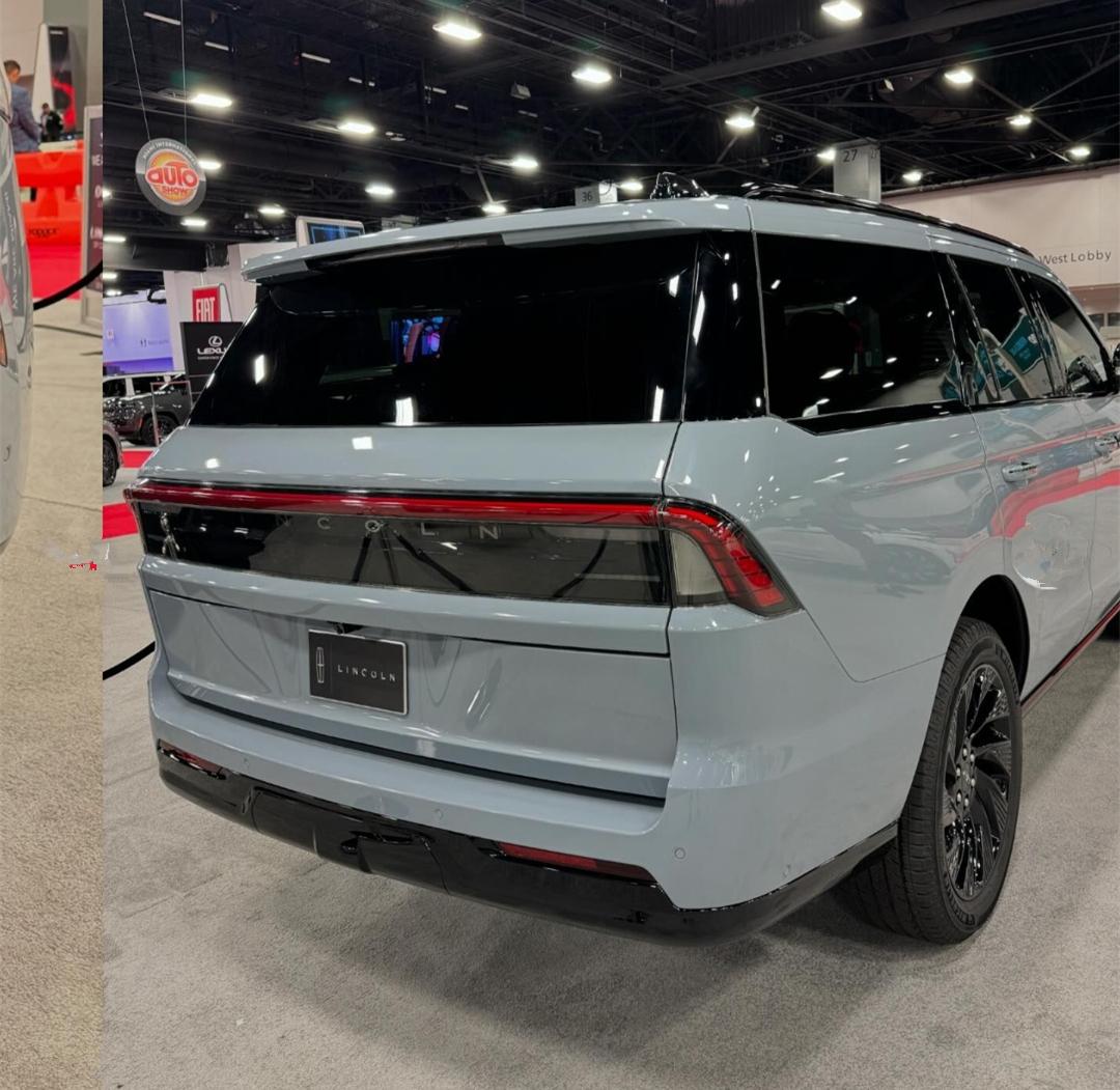 全新林肯領(lǐng)航員最新實(shí)車曝光,車身魁梧,設(shè)計(jì)風(fēng)格更犀利